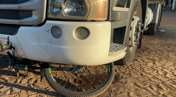 Ciclista fica ferido em colisão com caminhão no bairro Sadia
