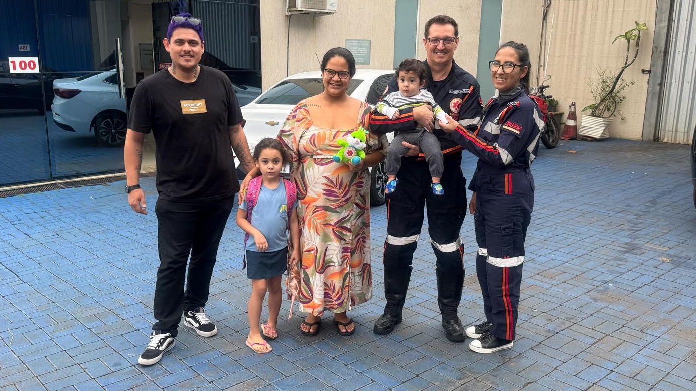 Socorristas do SAMU recebem a visita dos pais de bebê que foi salvo