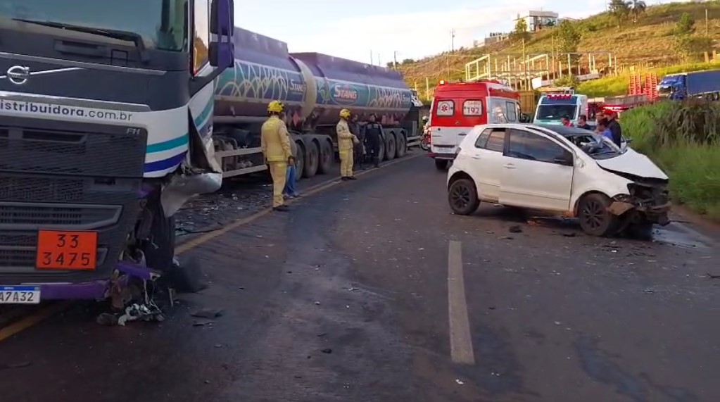Colisão entre carro e caminhão-tanque deixa dois feridos na PR-180