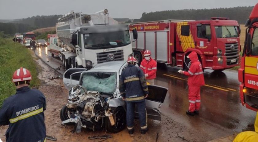 Grave acidente deixa uma pessoa morta e outra gravemente ferida entre Marmeleiro e Flor da Serra
