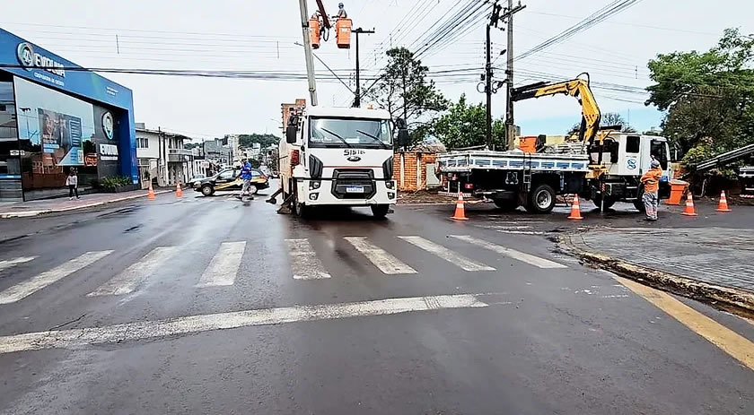 Copel troca poste danificado no Vila Nova