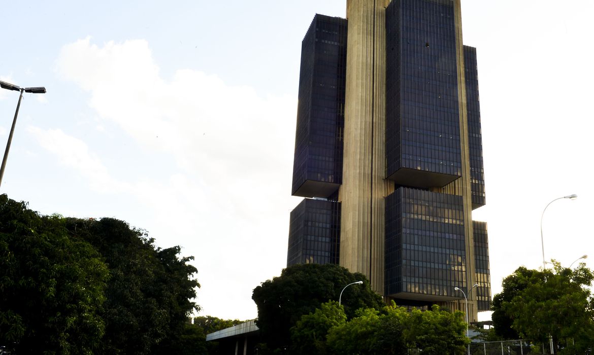 Juros podem cair pela primeira vez em três anos