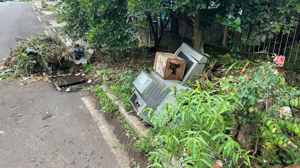 Moradores reclamam de acúmulo de lixo em rua do Bairro São Miguel e cobram providências da prefeitura