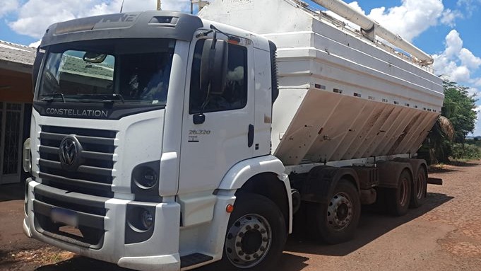 Caminhão com placas clonadas é apreendido pela Polícia Rodoviária em Realeza