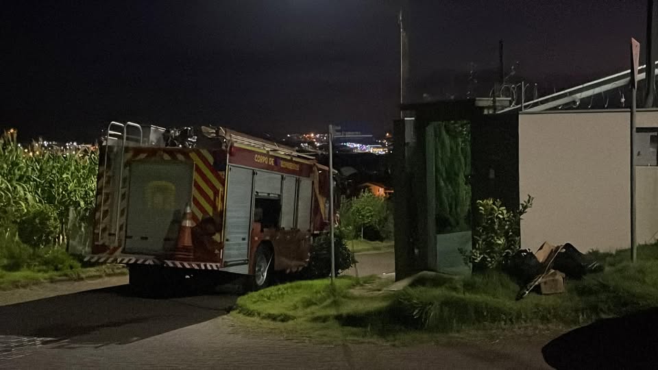 Corpo de Bombeiros retira enxame de abelhas em residência no bairro Sadia