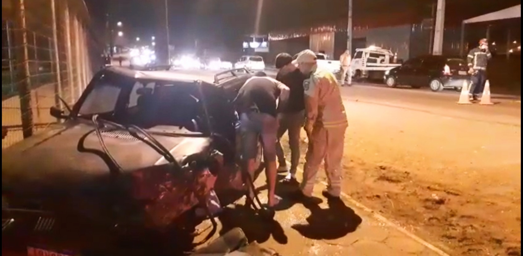Homem fica ferido em grave acidente na Atílio Fontana