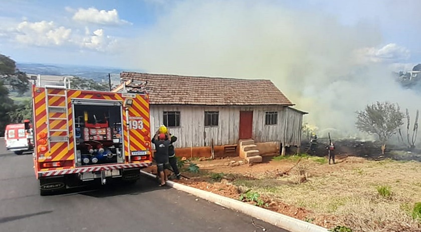 Incêndio em vegetação se aproxima de casa de madeira e mobiliza SAMU e Corpo de Bombeiros