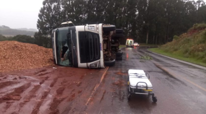 Caminhão tomba na PR 180 e motorista fica ferido