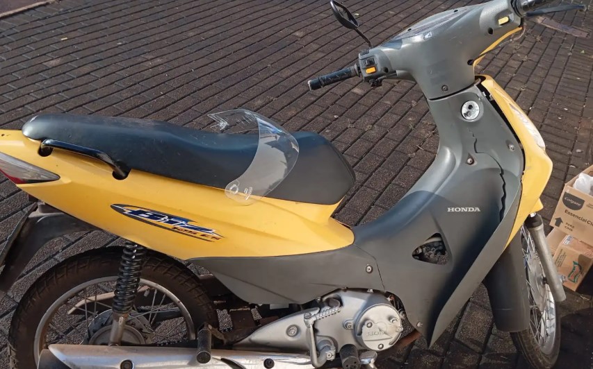 Acidente entre carro e moto deixa mulher ferida
