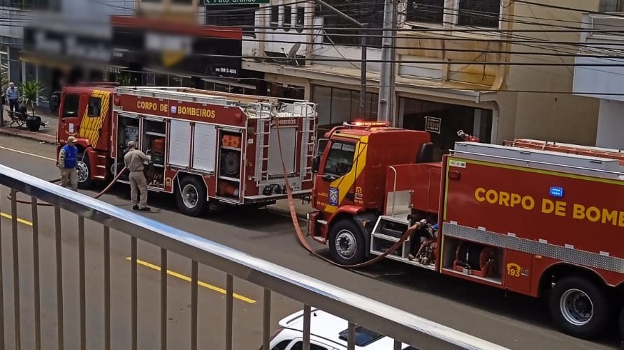 Princípio de incêndio é contido por Bombeiros em prédio localizado no centro