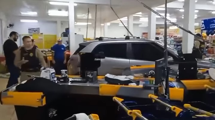 Carro invade Supermercado e assusta funcionários e clientes