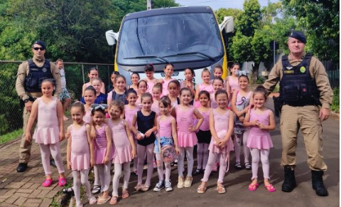 PM realiza transporte de 30 crianças para ensaio de apresentação artística