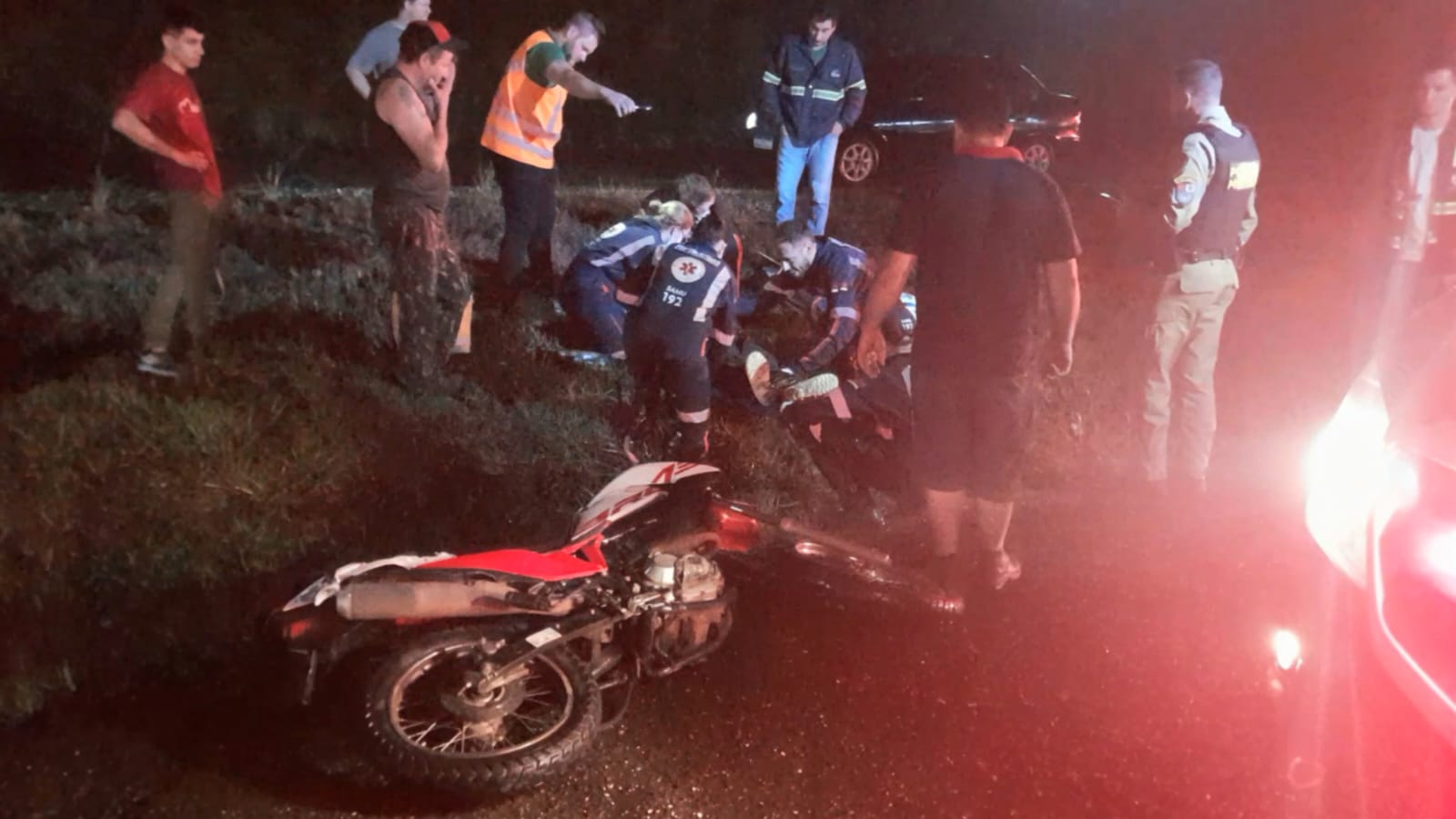 Motociclista fica ferido em colisão envolvendo ao menos três veículos na PR 483