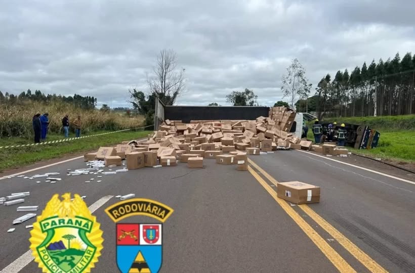 Carga de cigarro contrabandeado fica espalhado pela pista após caminhão bater em carro forte