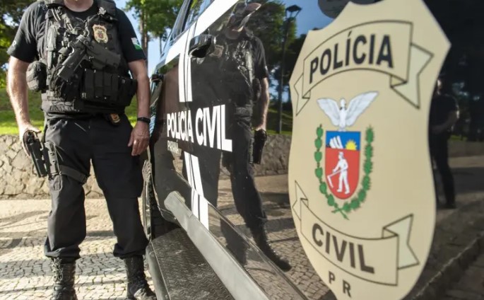 Três adultos são presos e adolescente é apreendido por tráfico de drogas no Bairro Padre Ulrico