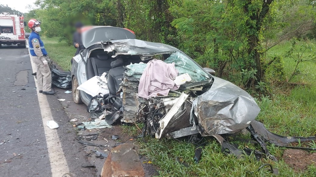 Mulher morre após automóvel sair da pista e colidir em árvore na PR 182