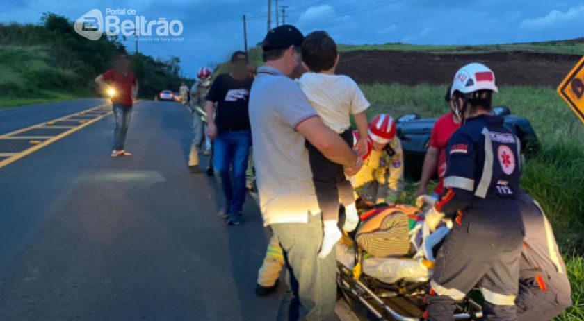 Criança de dois anos sai ilesa de capotamento na PR 566; duas pessoas ficaram feridas