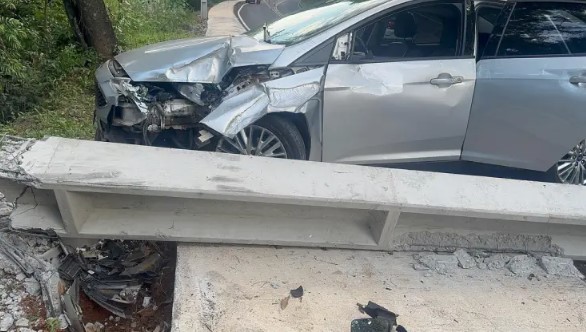 Condutora fica ferida após colisão contra poste