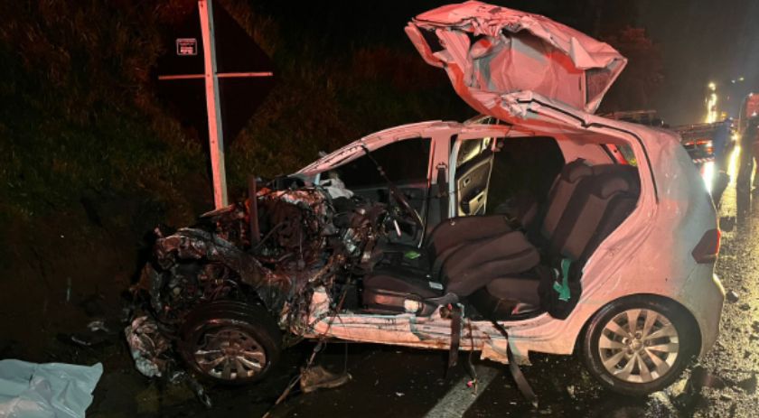 Grave acidente entre carro e caminhão deixa um morto, na PR 280