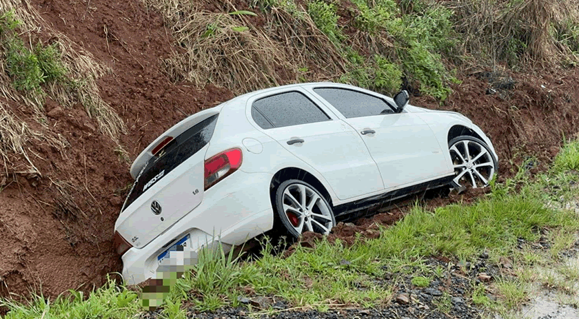 Veículo sai da pista em curva na BR-280