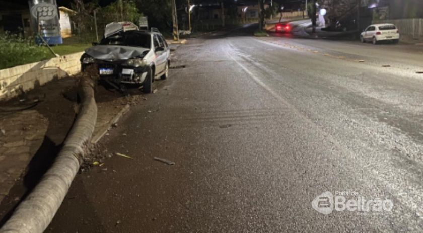 Carro bate contra árvore na Avenida Antônio Silvio Barbieri