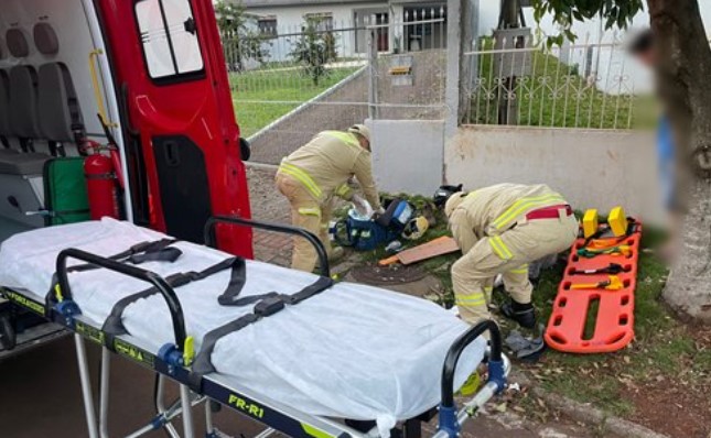 Colisão entre carro e moto deixa jovem ferido