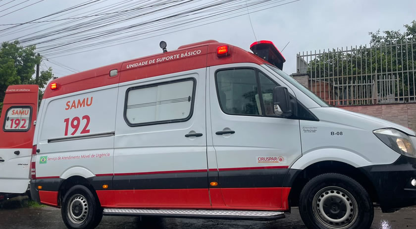 Homem é socorrido após ser esfaqueado