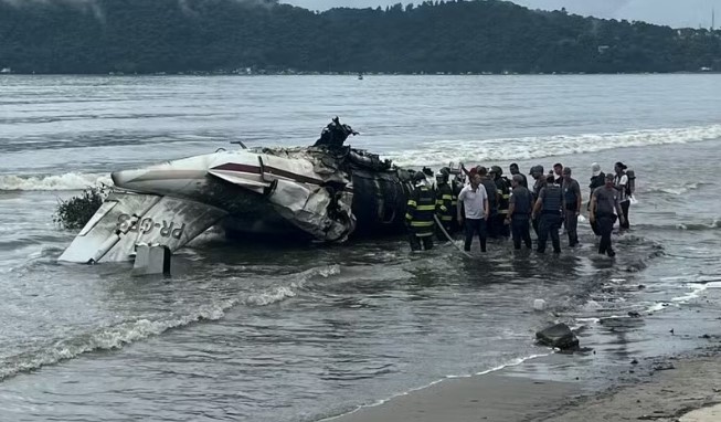 Jatinho ultrapassa a pista do aeroporto de Ubatuba, vai parar na praia e explode; piloto morreu
