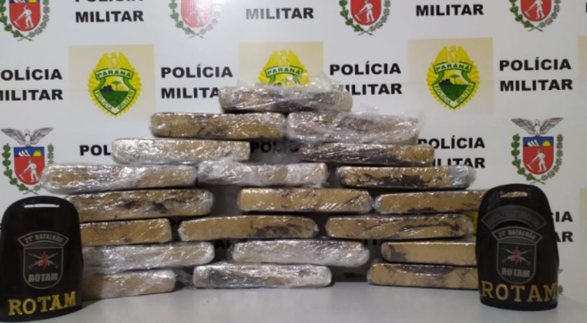 Mulher é presa e mais de 20 Kg de maconha é apreendida em abordagem a ônibus
