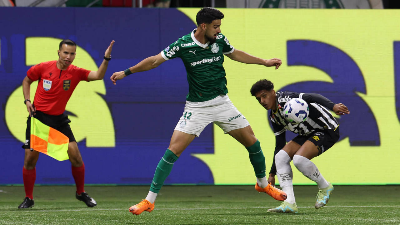 Palmeiras vence clássico contra o Santos com dois gols de Vitor Roque