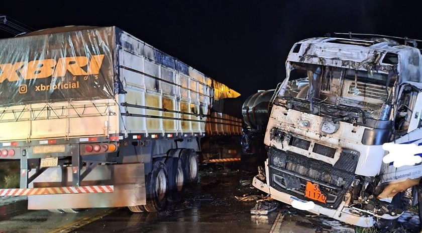 Grave acidente causa incêndio entre caminhões e deixa condutor gravemente ferido
