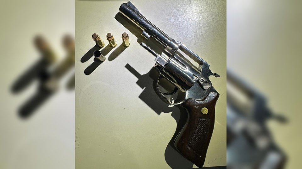 Após efetuar disparo de arma de fogo em frente a casa de shows, homem é detido pela polícia
