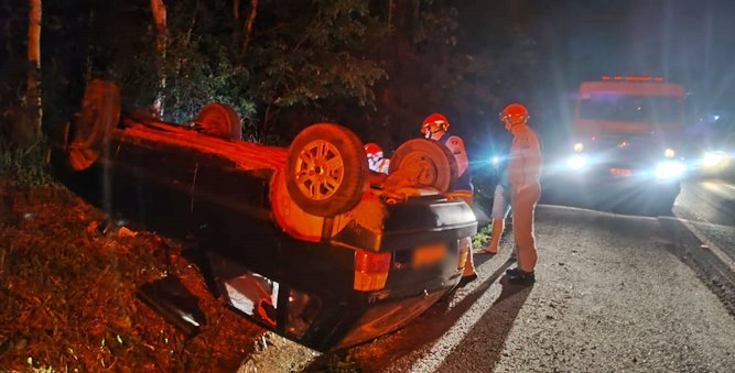 Homem fica ferido após veículo capotar na PR-182