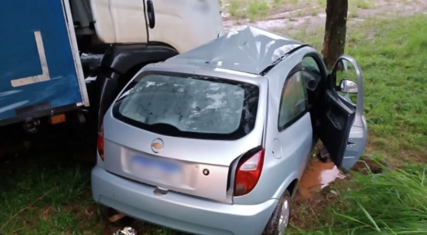 Acidente entre carro e caminhão é registrado na Água Branca