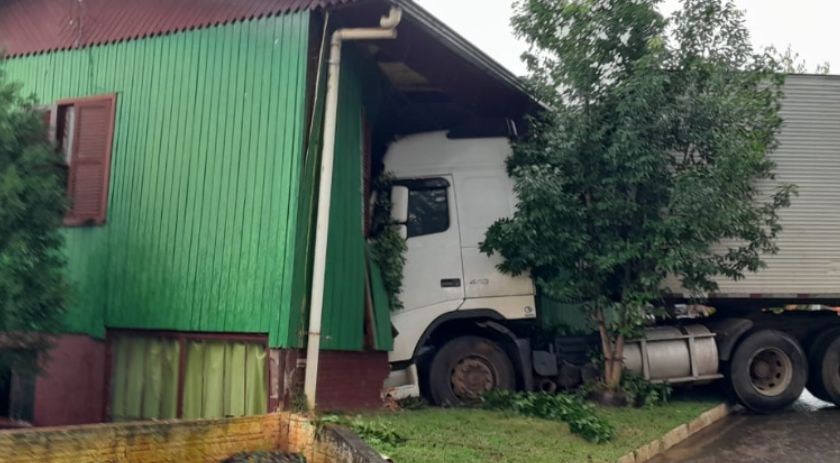 Caminhão desgovernado atinge residência, em Sulina