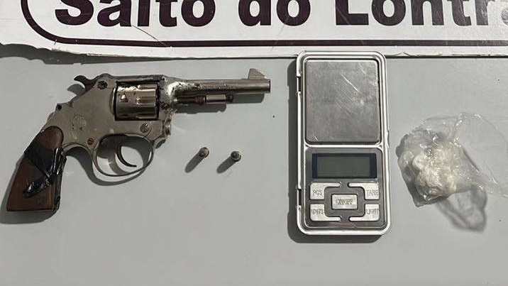PM apreende arma, drogas e prende duas pessoas em Salto do Lontra