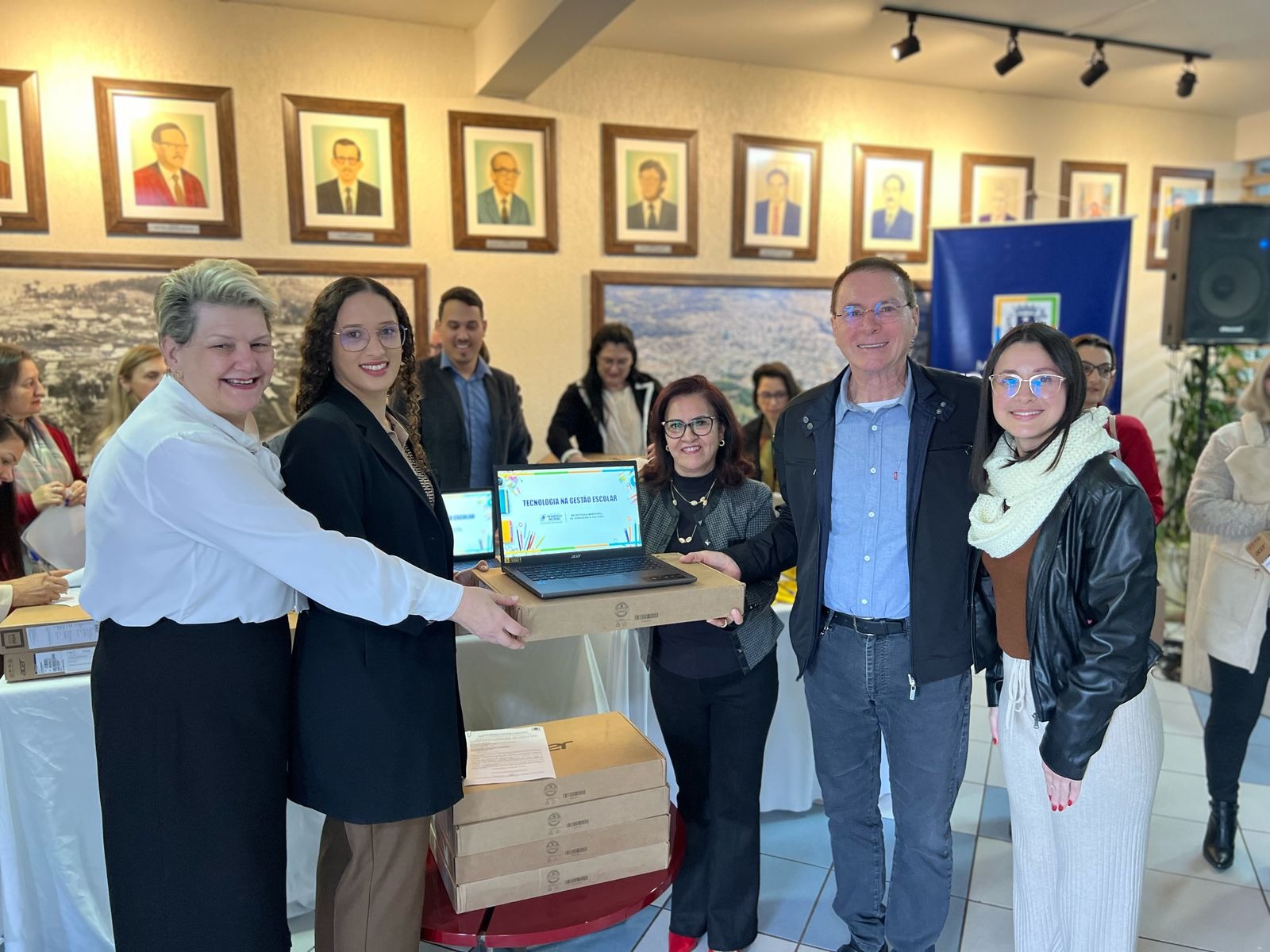 Entrega de equipamentos para a Educação reforça formação de diretores