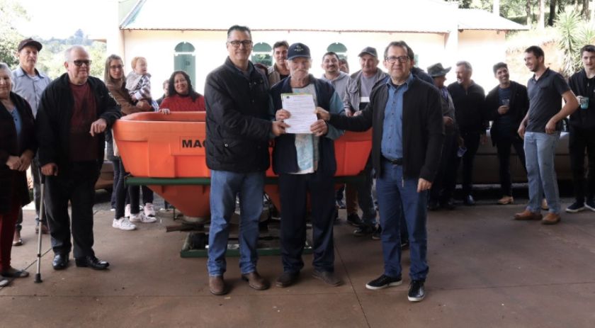 Prefeitura entrega equipamento na Vargem Alegre