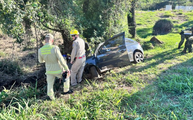 Condutor de carro carregado com cigarros sofre acidente após fugir do BPFron na PR-483