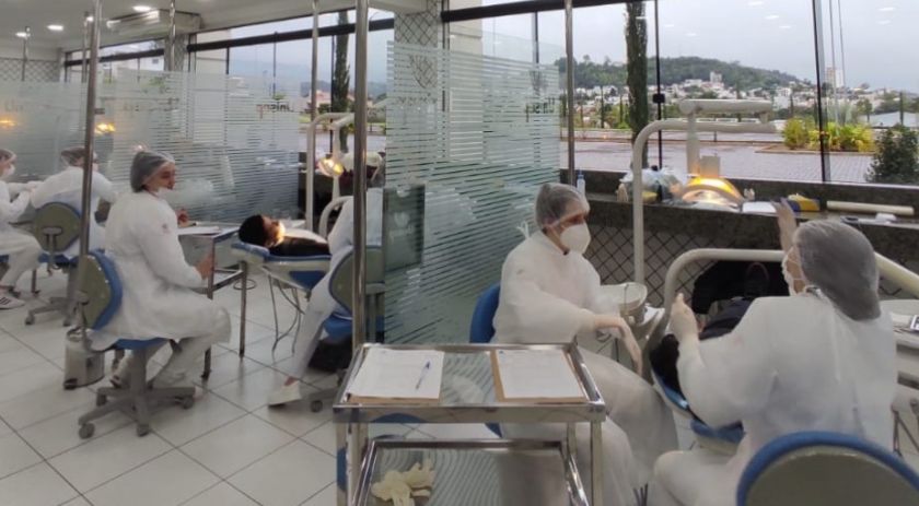 Adolescentes têm atendimento odontológico gratuito