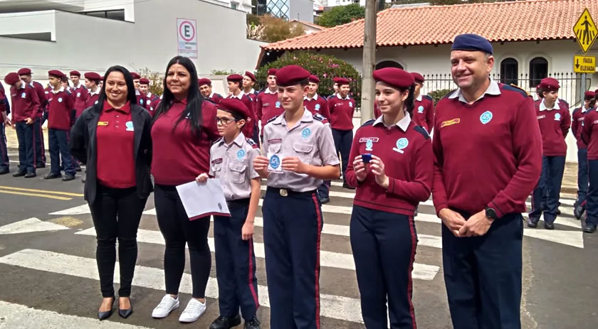 Com pais e autoridades, Colégio Vida e Ensino comemora sete anos