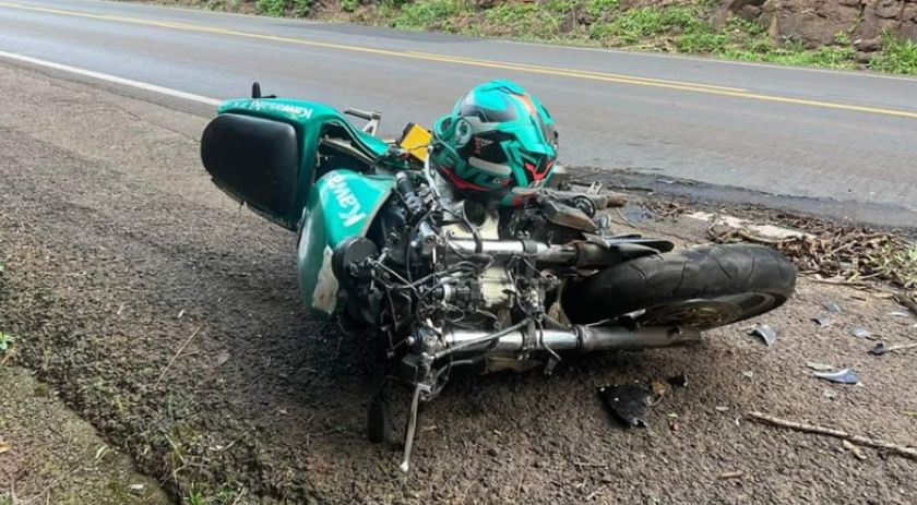 Moto fica destruída após bater em carro e caminhão na PR 182