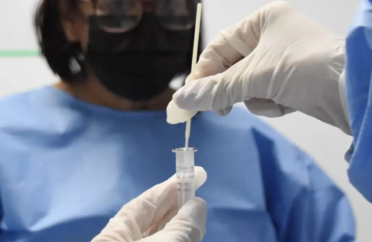 Fiocruz aponta sinais de queda em alta recente da covid-19 no Brasil