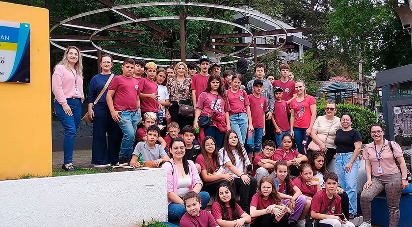 Alunos de Barracão visitam pontos turísticos