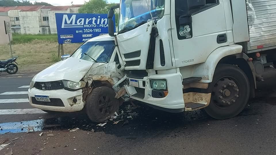 Mulher fica ferida em colisão envolvendo caminhão e caminhonete