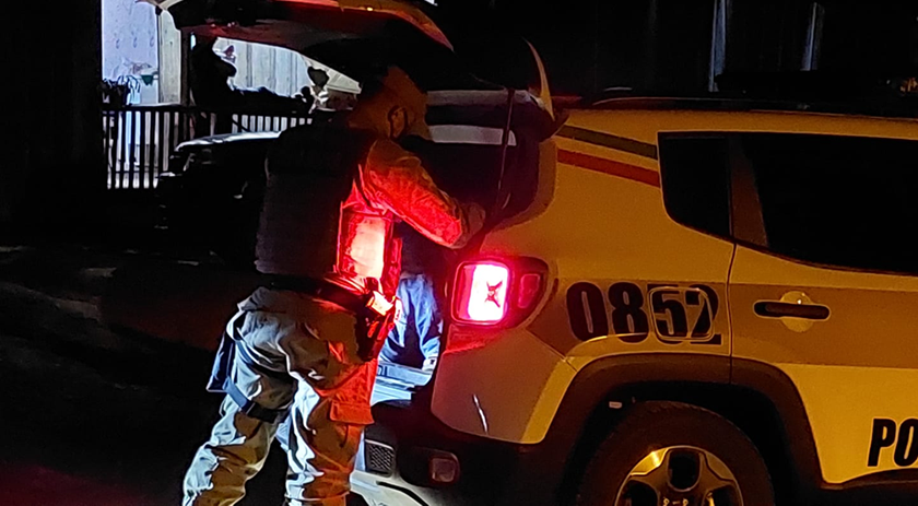 Homem acerta facada no peito do irmão e é preso pela PM em SMOeste