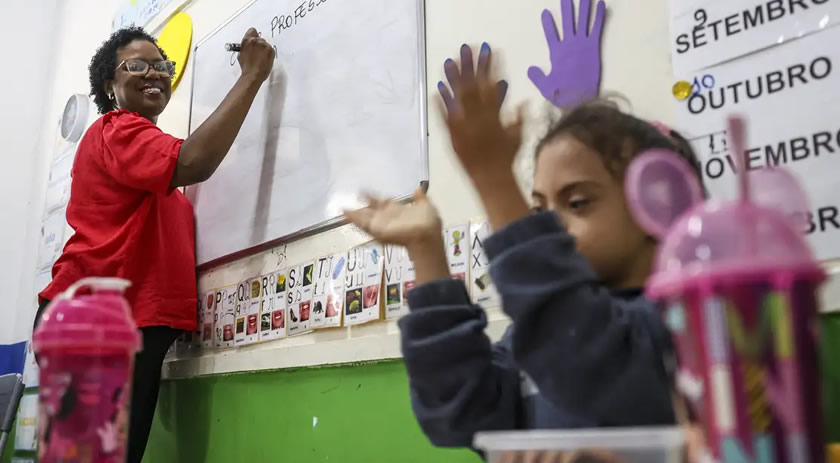 No Dia da Poesia, veja dicas para incentivar a leitura entre crianças