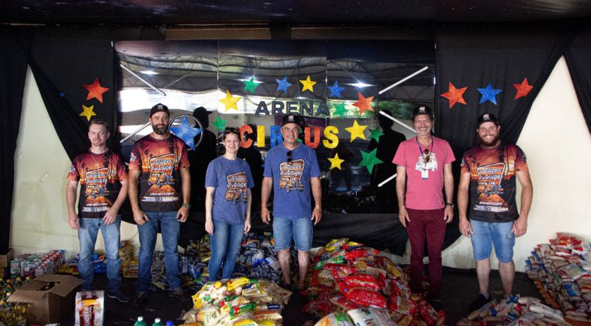 Encontro de carros antigos arrecada 3 toneladas de alimentos