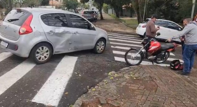 Colisão entre carro e motocicleta deixa jovem ferida