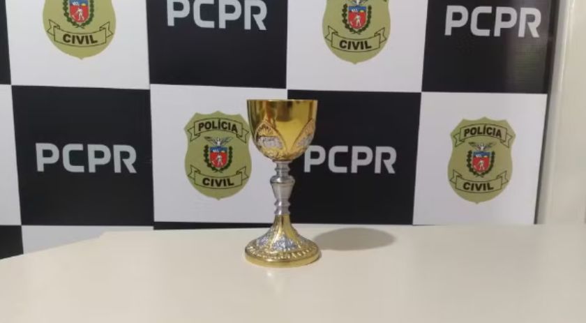 Homem invade igreja, furta cálice banhado a ouro e tenta vender item em ferro-velho, diz polícia
